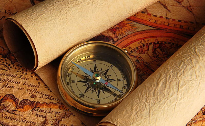 Держите ровноДостаточно важно правильно держать компас. Это не сложно: просто положите его на ладонь и поднесите ее к груди, стараясь не наклонять.