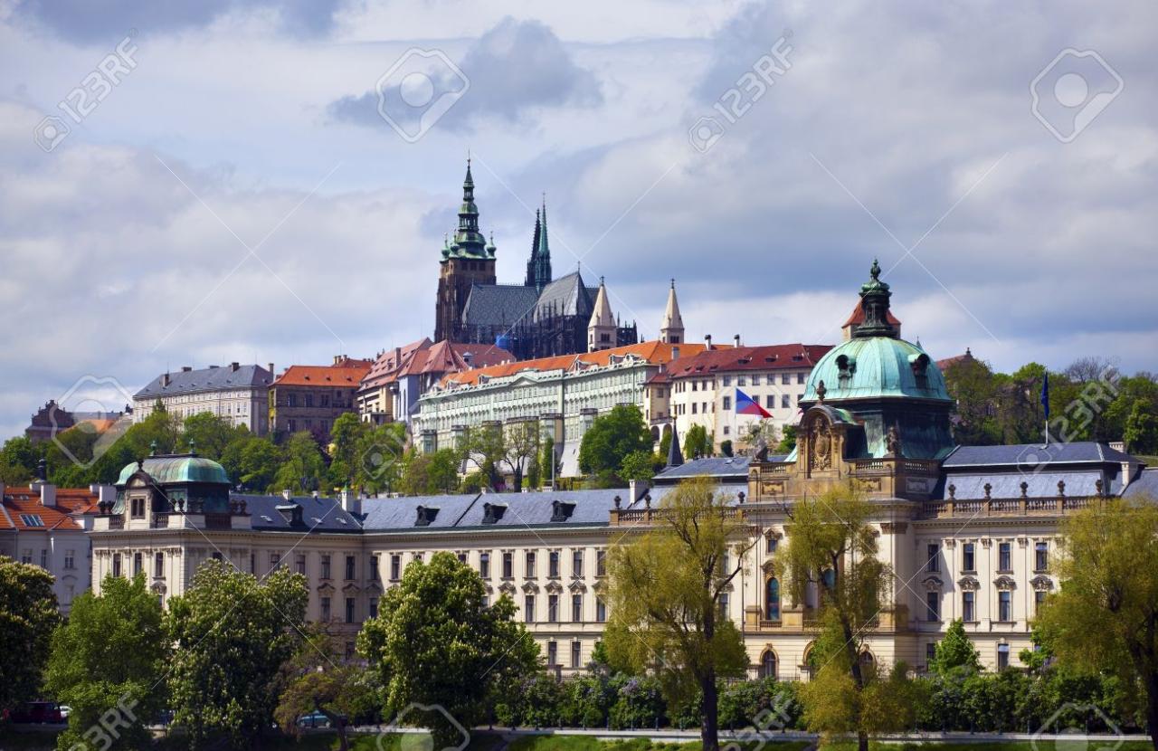 Парламент Чехии приостановил работу из-за угрозы взрыва