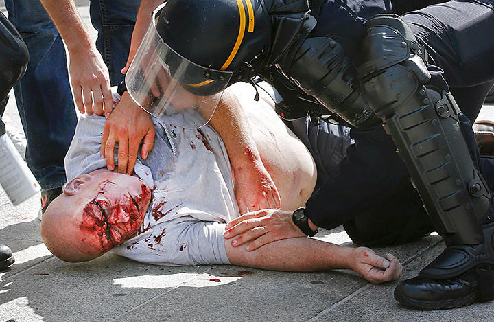 В ходе столкновений фанатов в Марселе более 30 человек получили травмы