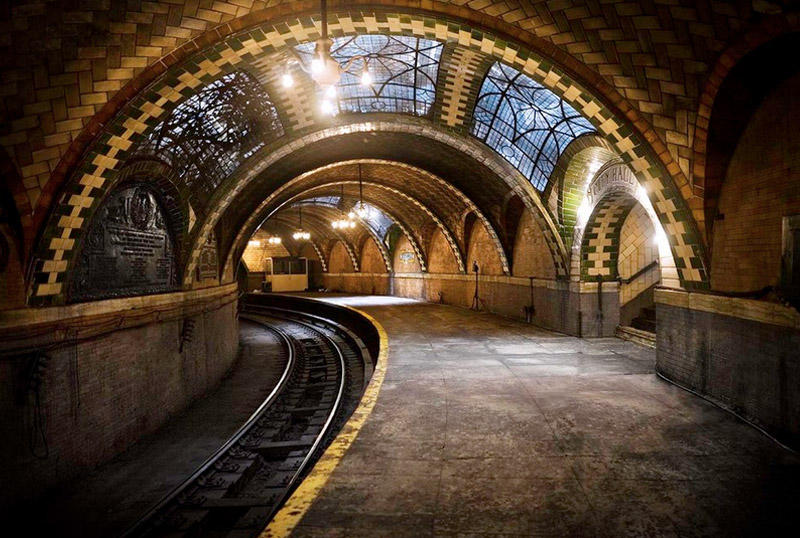 Станция City Hall, Нью-ЙоркСамая величественная станция нью-йоркского метрополитена City Hall в 1945 году была закрыта. Попасть в нее простому смертному задача достаточно сложная, но тем не менее выполнимая. Увидеть своими глазами витражи, столетнюю плитку и люстры можно, если посчастливится урвать место в специальном туре Музея транспорта Нью-Йорка.