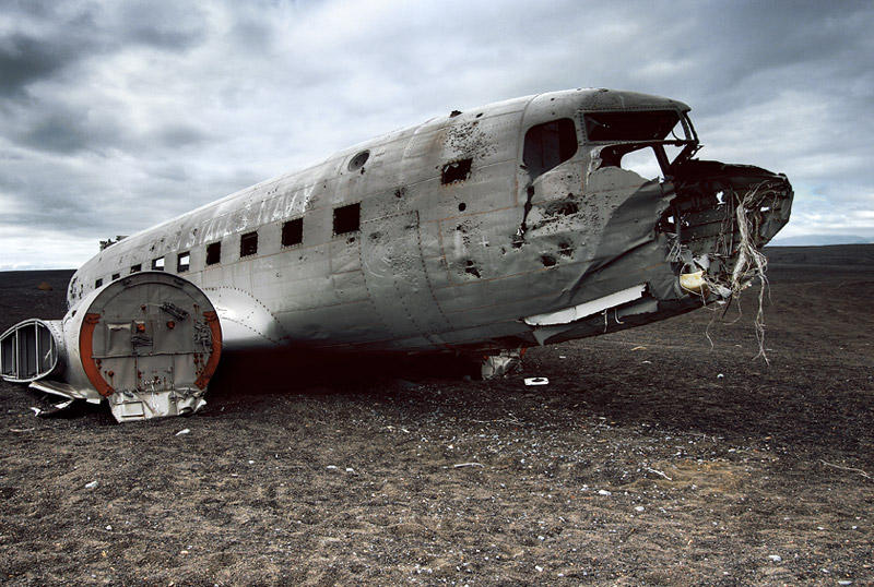 Соульхеймасандур, ИсландияВ ноябре 1973 года самолет Douglas C-117D ВВС США совершил аварийную посадку на южном побережье Исландии. Впоследствии с самолета сняли все ценные части, а сам летательный аппарат распилили и оставили лежать на том же месте: всего в двух часах езды на машине от Рейкьявика.