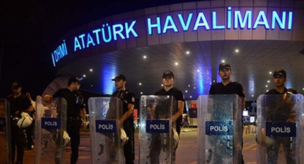 Стамбульский аэропорт закрыт и заблокирован танками