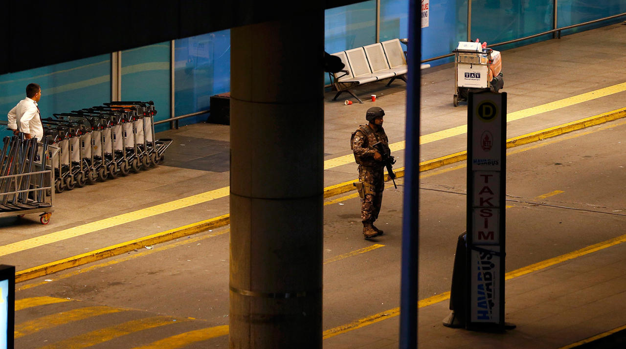 Первые кадры с места взрывов в аэропорту Стамбула