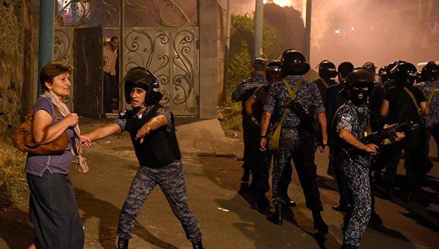 Полиция угрожает демонстрантам в Ереване