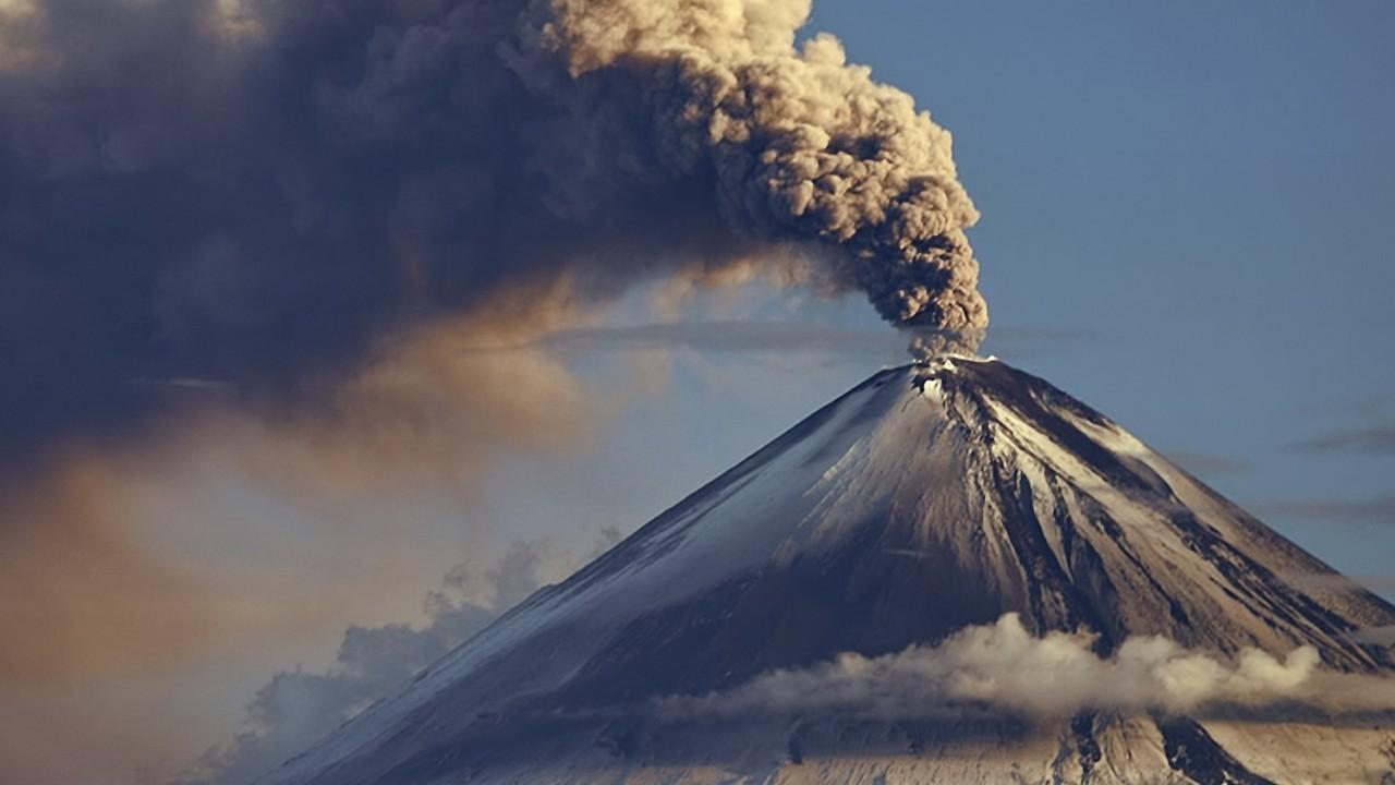 Извергающийся вулкан покрыл пеплом столицу Мексики