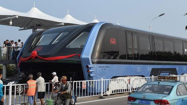 В Китае успешно испытали автобус-портал
