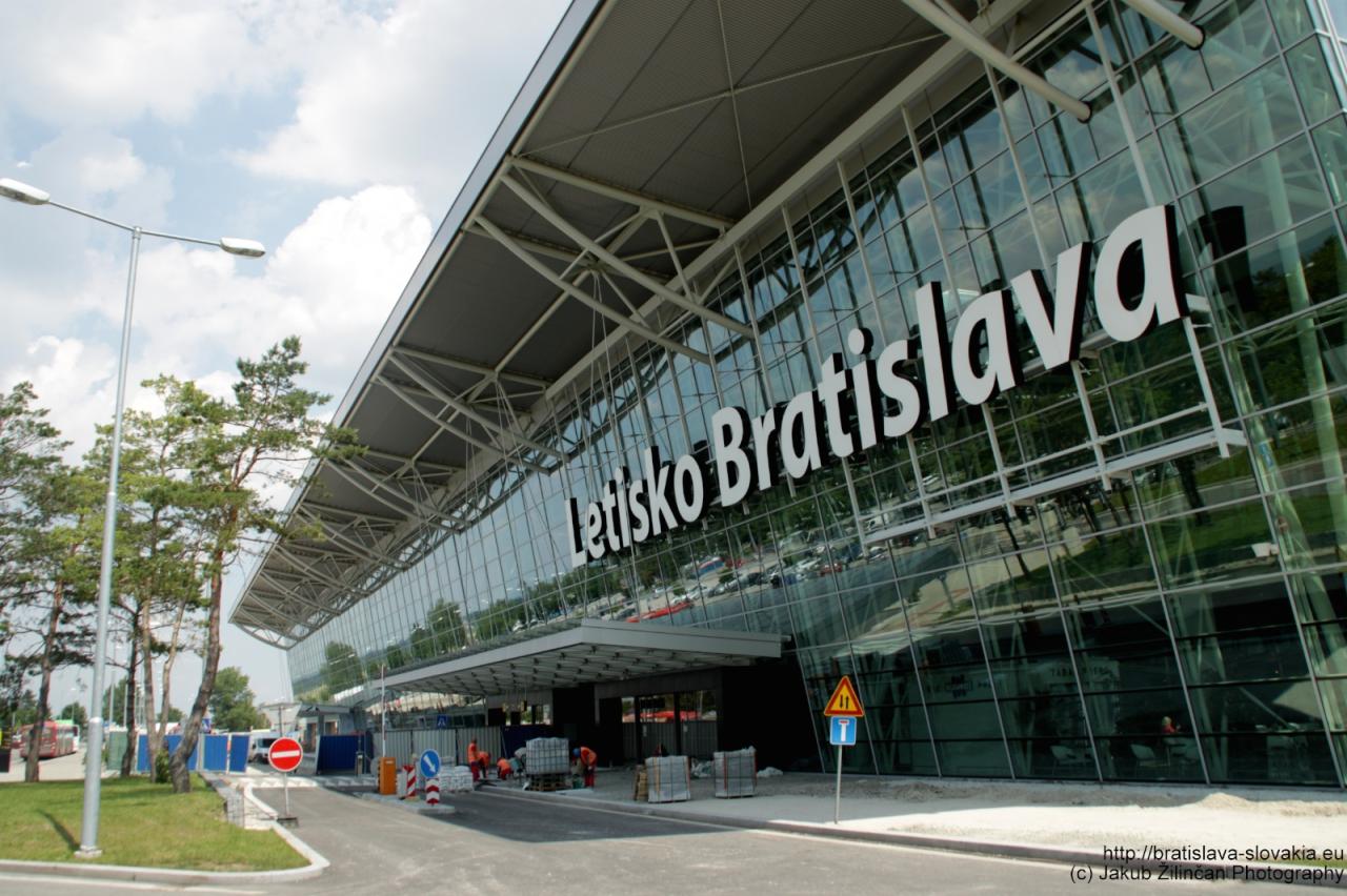 В трех аэропортах Словакии усилены меры безопасности