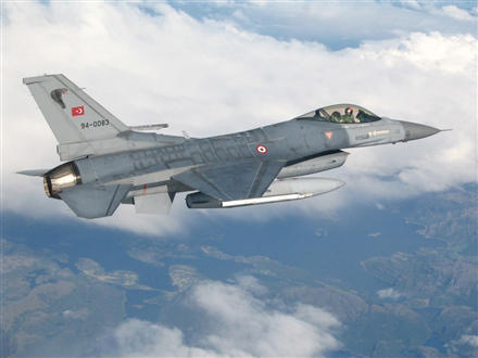 Турецкая авиация бомбит террористов в Сирии