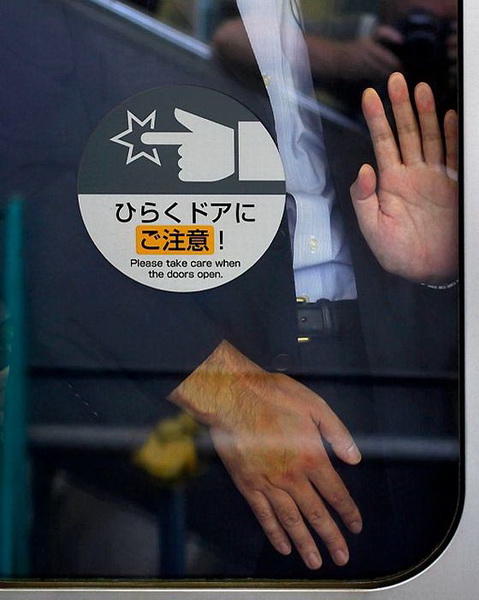 Как выглядит обычная давка в токийском метро