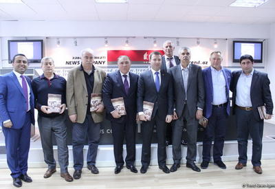 В Баку презентована книга с участием легендарных футболистов <span class="color_red">- ФОТО</span>