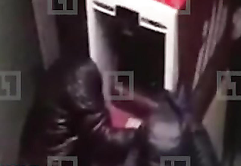 Похищение банкомата с крупной суммой в Петербурге попало на камеру <span class="color_red">- ВИДЕО</span>