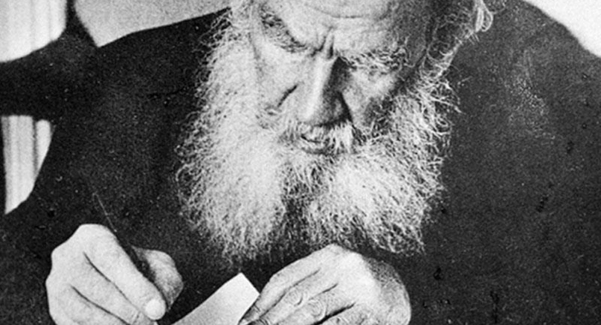 Tolstoy hansı əsərini cəfəngiyat adlandırırdı?