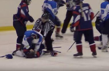 Девушки-хоккеистки устроили жестокую драку во время матча в России