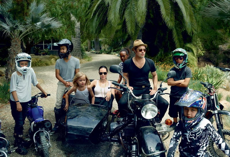 НЕВЕРОЯТНО КРАСИВЫЕ СНИМКИ ДЖОЛИ И ПИТТА С ДЕТЬМИ БУКВАЛЬНО ВЗОРВАЛИ ИНТЕРНЕТ НЕВЕРОЯТНО КРАСИВЫЕ СНИМКИ ДЖОЛИ И ПИТТА С ДЕТЬМИ БУКВАЛЬНО ВЗОРВАЛИ ИНТЕРНЕТ