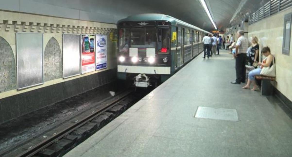 Bakı metrosunda 22 yaşlı gənc relslərin üstünə tullanıb tunelə qaçdı