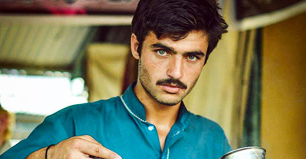 Продавец чая из Пакистана стал интернет-сенсацией благодаря своей внешности