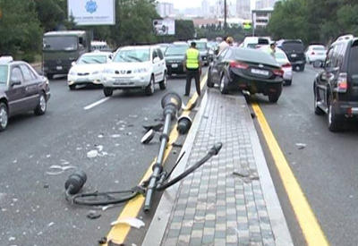 Автомобиль посольства США попал в аварию в Баку