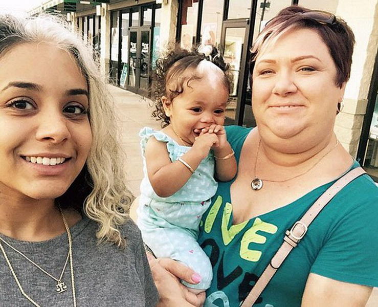 Эта девочка родилась с белой прядью на черных волосах, такой же, как и у ее мамы