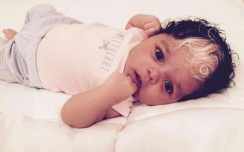 Эта девочка родилась с белой прядью на черных волосах, такой же, как и у ее мамы