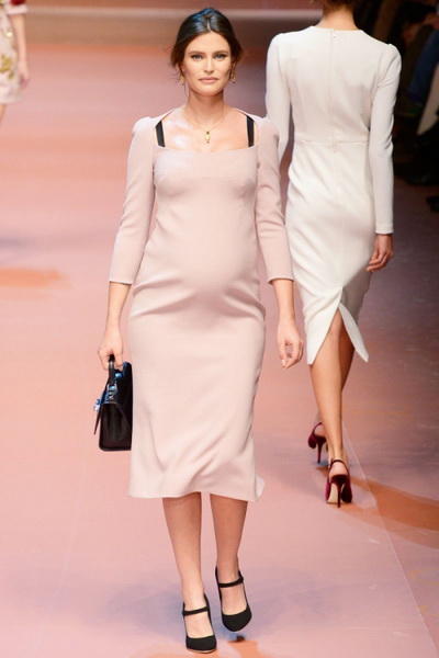 Дефиле в интересном положении: Ирина Шейк и другие беременные модели, которые смело выходили на подиум