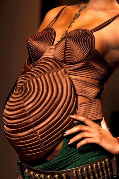 Дефиле в интересном положении: Ирина Шейк и другие беременные модели, которые смело выходили на подиум