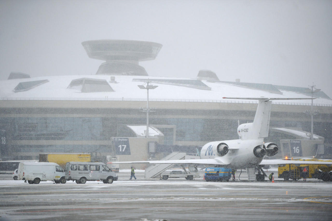 В аэропортах Москвы отменено около 80 авиарейсов и около 60 задержано