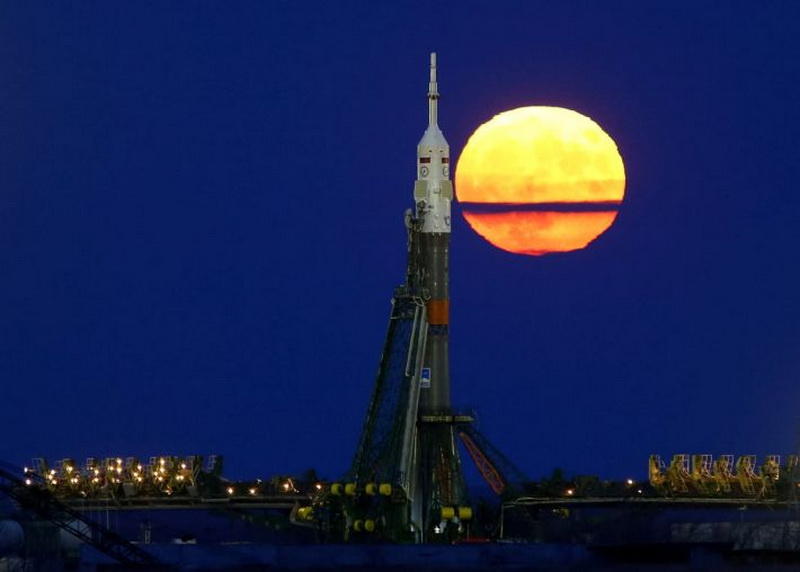 The supermoon rises behind the Soyuz MS-03 spacecraft, ahead of its upcoming launch to the International Space Station (ISS), at the Baikonur cosmodrome in Kazakhstan November 14, 2016. REUTERS/Shamil Zhumatov - RTX2TL7N