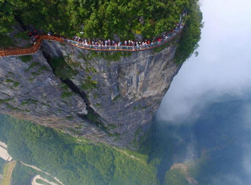 People walk on a sightseeing platform in Zhangjiajie, Hunan Province, China, August 1, 2016. REUTERS/Stringer ATTENTION EDITORS - THIS IMAGE WAS PROVIDED BY A THIRD PARTY. EDITORIAL USE ONLY. CHINA OUT. NO COMMERCIAL OR EDITORIAL SALES IN CHINA. TPX IMAGES OF THE DAY - RTSKMXE