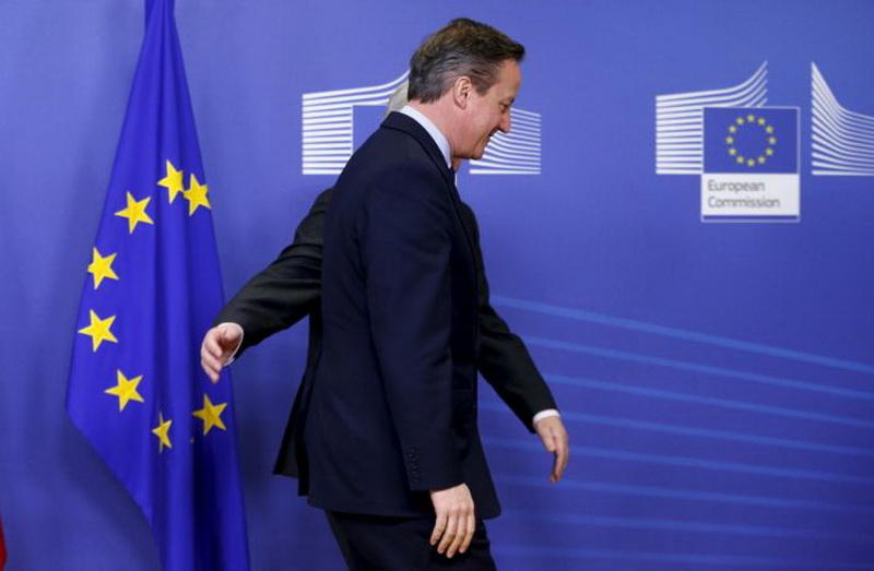 Britain's Prime Minister David Cameron is welcomed by European Commission President Jean-Claude Juncker (back) ahead of a meeting at the EU Commission headquarters in Brussels, Belgium, January 29, 2016. REUTERS/Francois Lenoir TPX IMAGES OF THE DAY - RTX24JSD