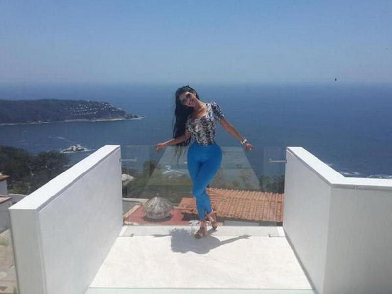 Эта девушка провела целых семь лет в жестком корсете. К чему это привело