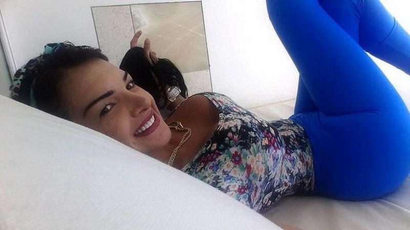 Эта девушка провела целых семь лет в жестком корсете. К чему это привело