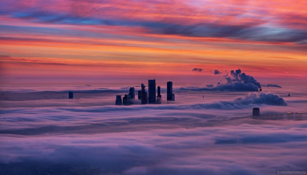 Невероятно красивые фотографии окутанной густым туманом Москвы