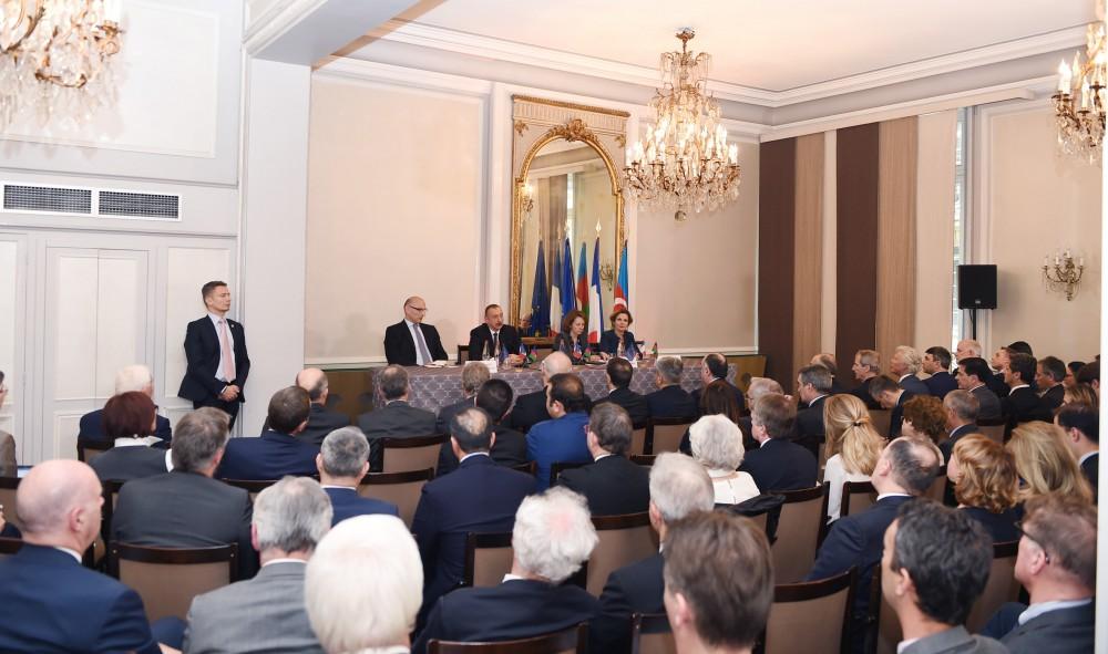 Президент Ильхам Алиев встретился с членами делового совета Ассоциации предпринимателей Франции