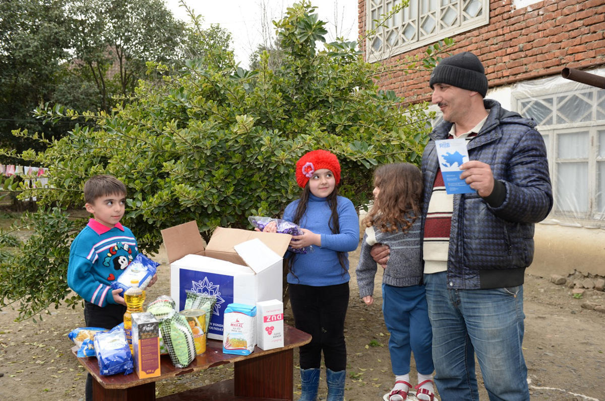 По инициативе Фонда Гейдара Алиева малообеспеченным семьям розданы праздничные подарки