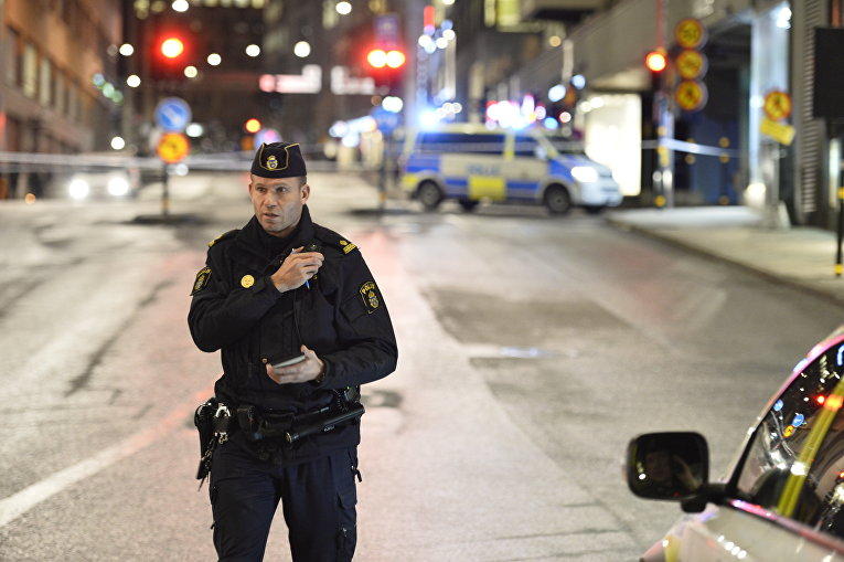 В центре Стокгольма грузовик въехал в толпу, есть жертвы