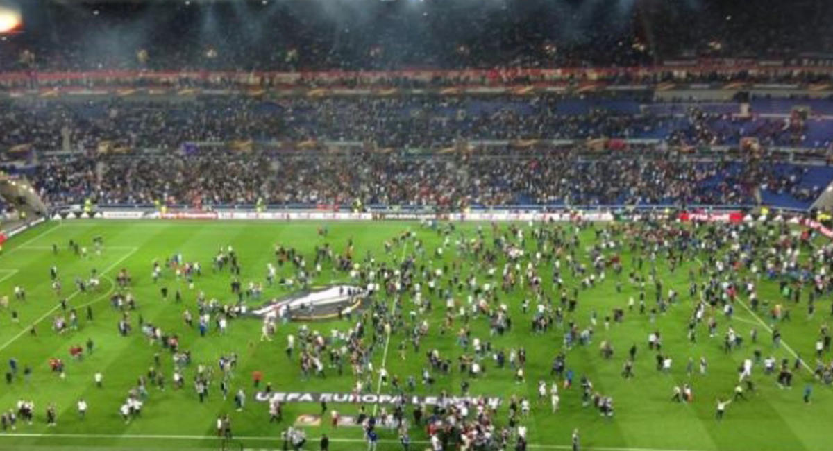 Турецкие фанаты выгнали французских болельщиков на футбольное поле