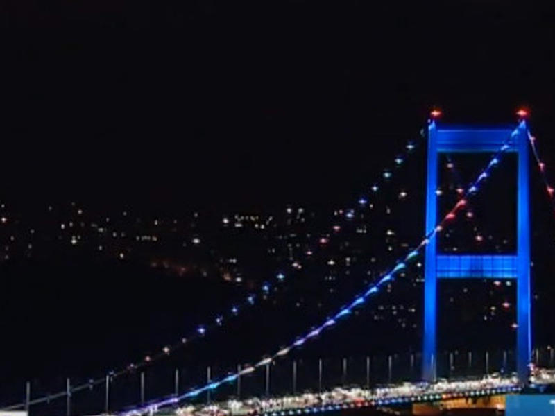 Türkiyənin ən böyük körpüsü Azərbaycan bayrağının rəngləri ilə işıqlandırıldı - VİDEO - FOTO