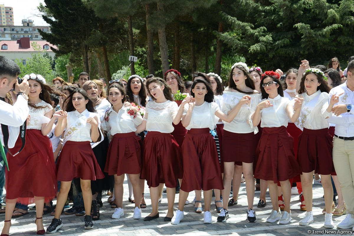 В школах Азербайджана прозвучал "Последний звонок"