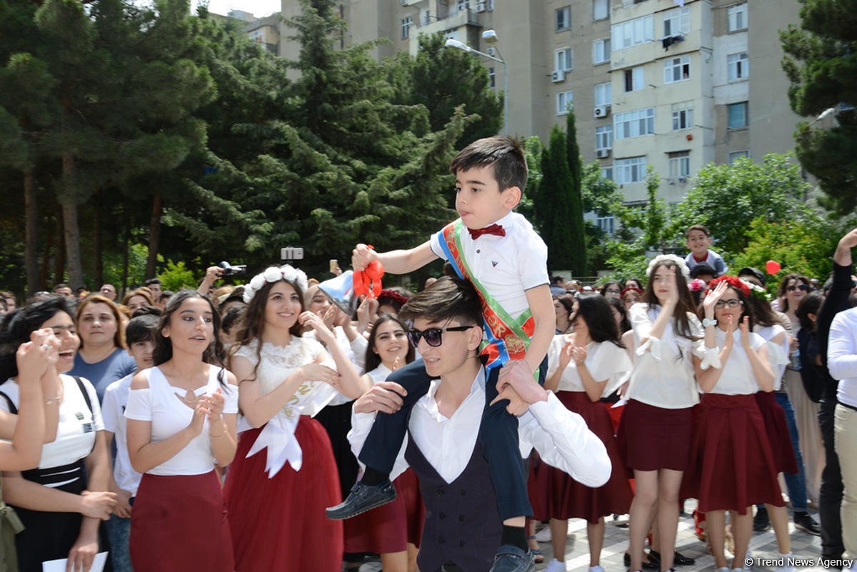 В школах Азербайджана прозвучал "Последний звонок"