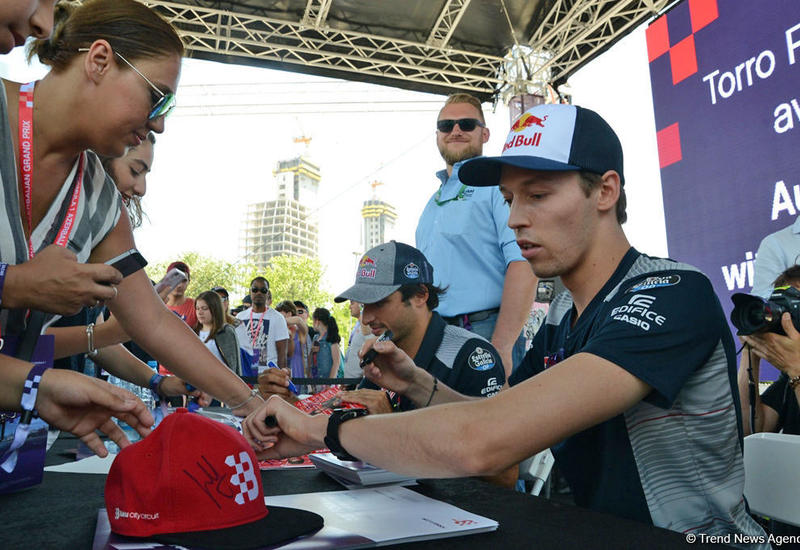 В развлекательной зоне F1 Village в Баку прошла автограф-сессия пилотов Формулы 1 <span class="color_red"> - ФОТОСЕССИЯ</span>