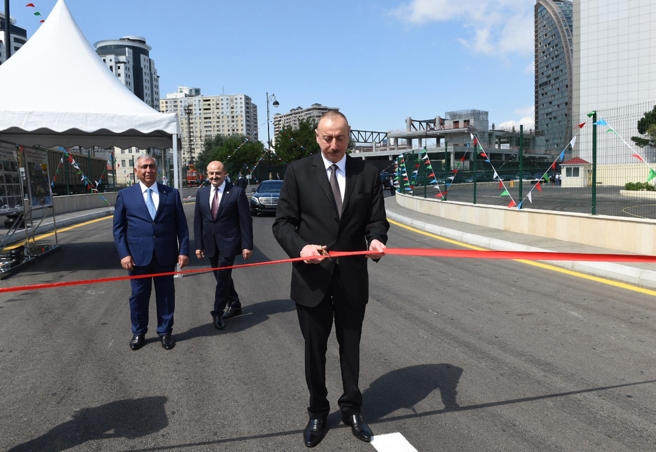 Prezident İlham Əliyev Bakıda yeni salınan yolun açılışında iştirak edib