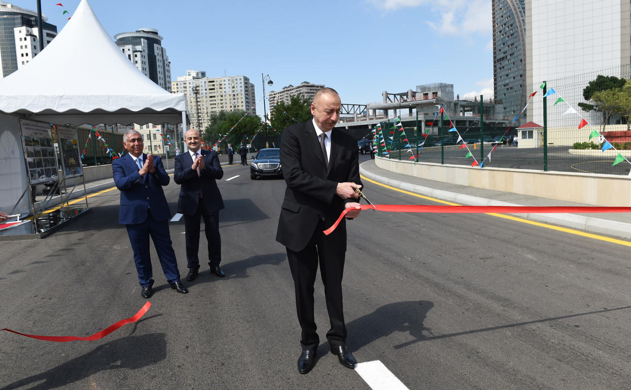 Prezident İlham Əliyev Bakıda yeni salınan yolun açılışında iştirak edib