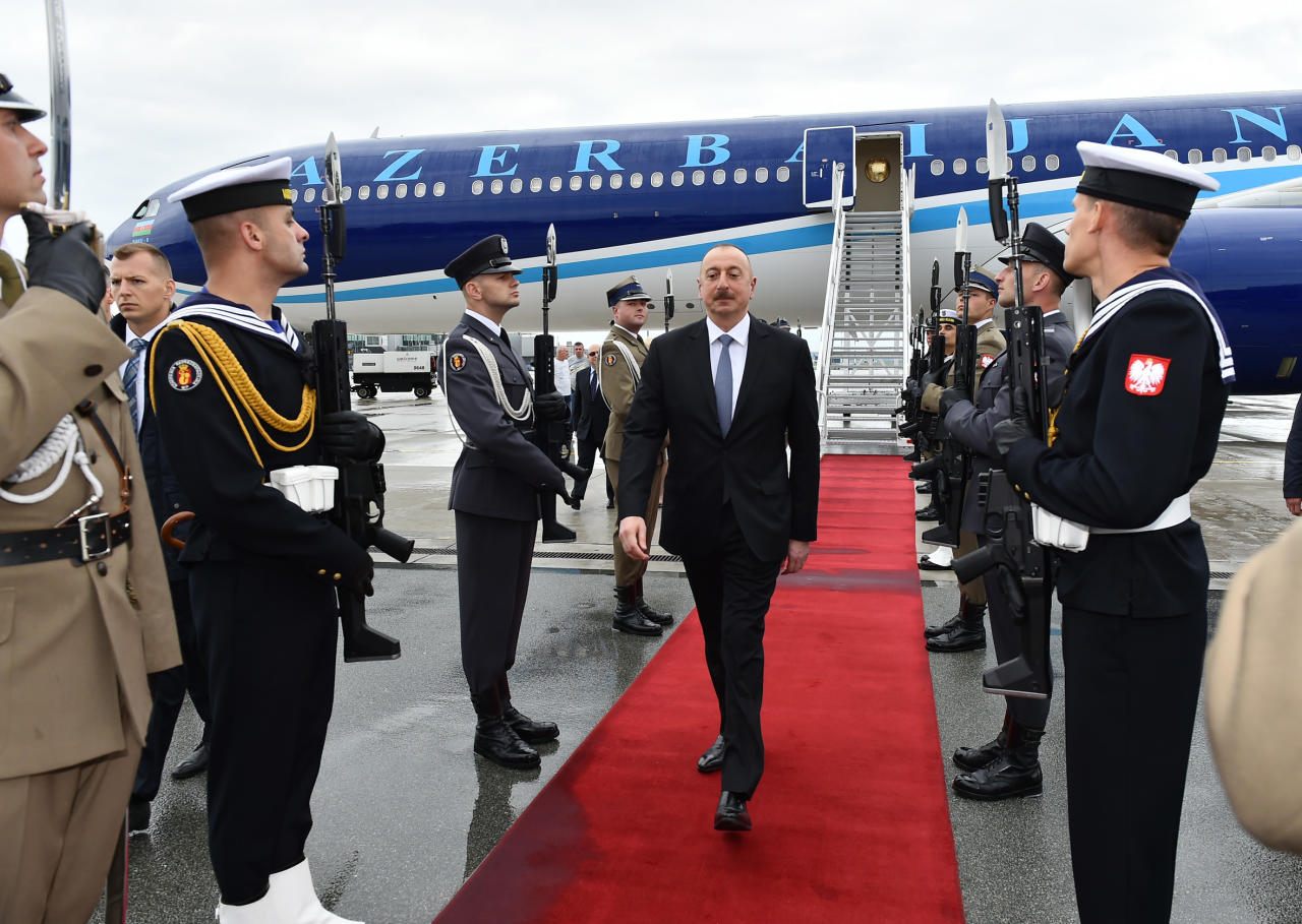 Президент Ильхам Алиев прибыл с официальным визитом в Польшу