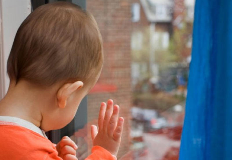 Трагедия в Баку: 3-летний ребенок упал с третьего этажа