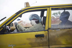 Живущие в аду: Репортаж из зараженной Эболой Либерии - ФОТО