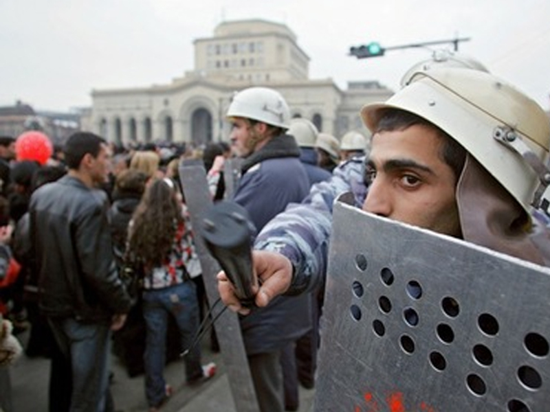 Полицейские разгоняют протестующих в Ереване