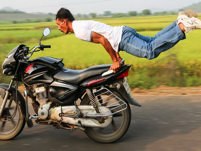 Индийский фермер шокирует, занимаясь йогой во время езды на мотоцикле