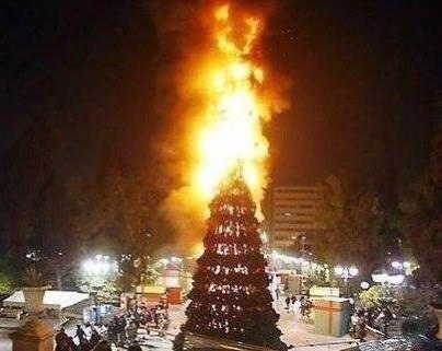 В Баку сгорела новогодняя елка
