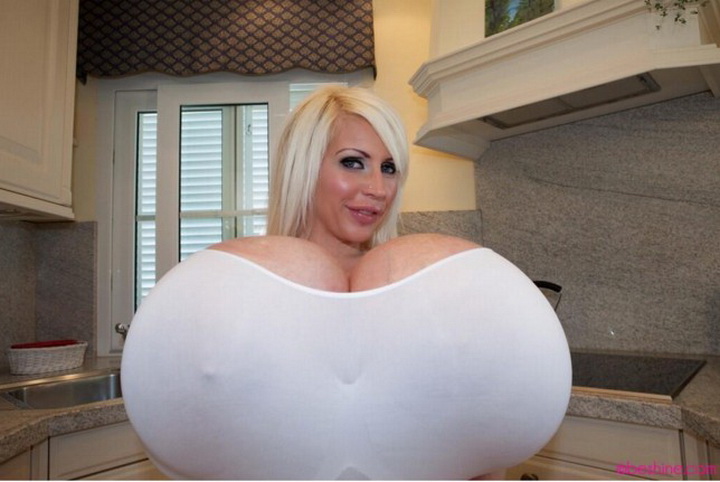 Как выглядит женщина с самыми большими естественными грудями в мире: сколько они весят