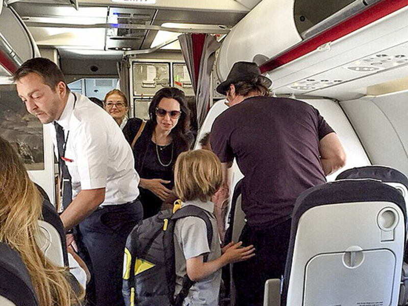 Джоли и Питт с детьми удивили всех в самолете